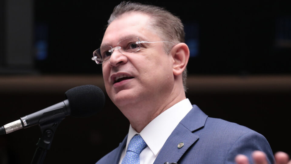 PL pode apoiar fim da escala 6x1 após as eleições, diz Sóstenes