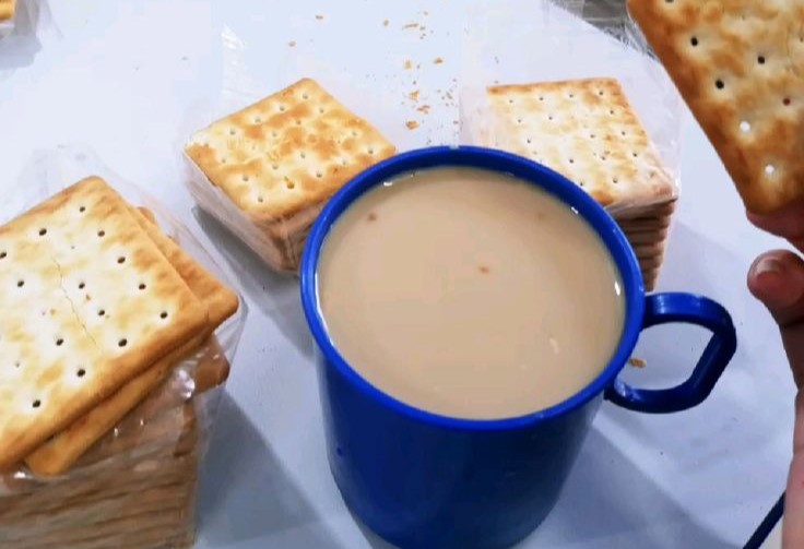 Na foto: Merenda escolar - bolacha de água e sal e café com leite.