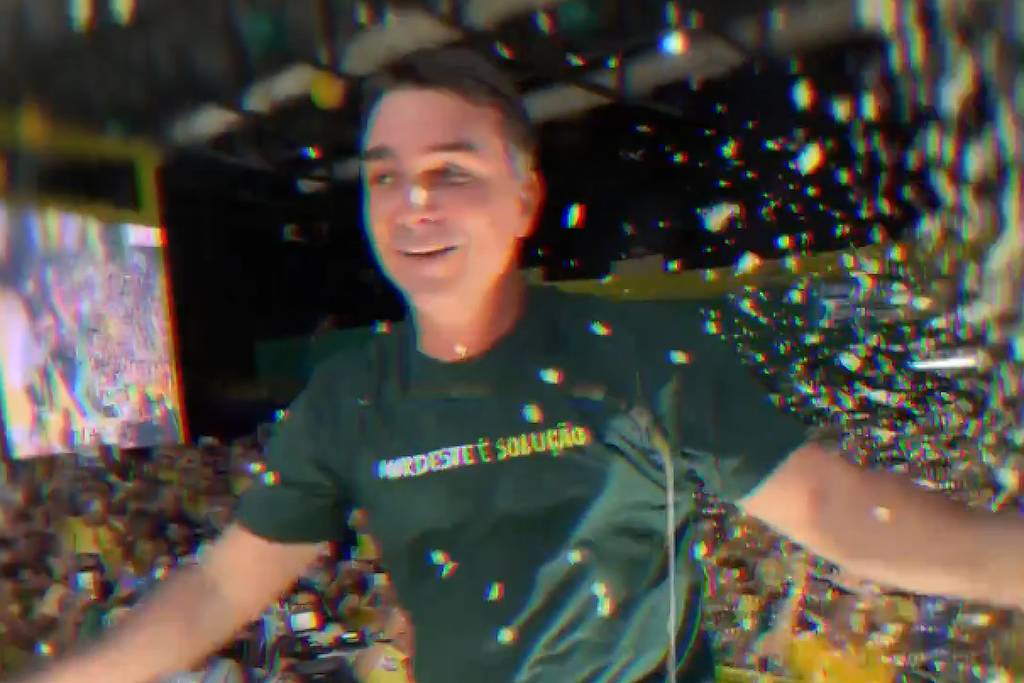 Flávio Bolsonaro dança em evento de pré-campanha no Nordeste