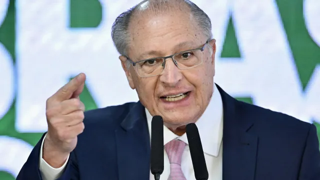 É factoide do clã Bolsonaro para desviar do caso Master, diz Alckmin