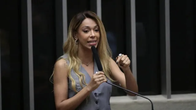 Erika Hilton rejeita negociação sobre compensações na PEC da 6x1 