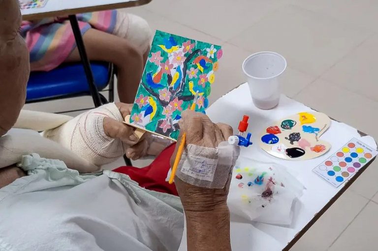 Profissionais usam a arte como apoio terapêutico em tratamentos de saúde
