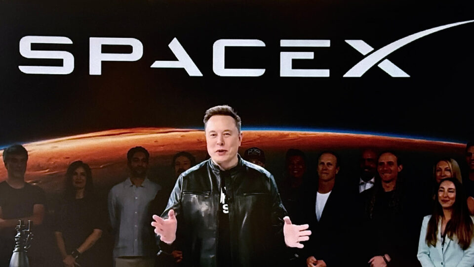 O 1º trilionário Elon Musk e a residência de 37 m² no Texas