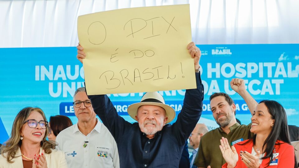 Pix vira alvo de disputa política, mas mercado descarta sanções