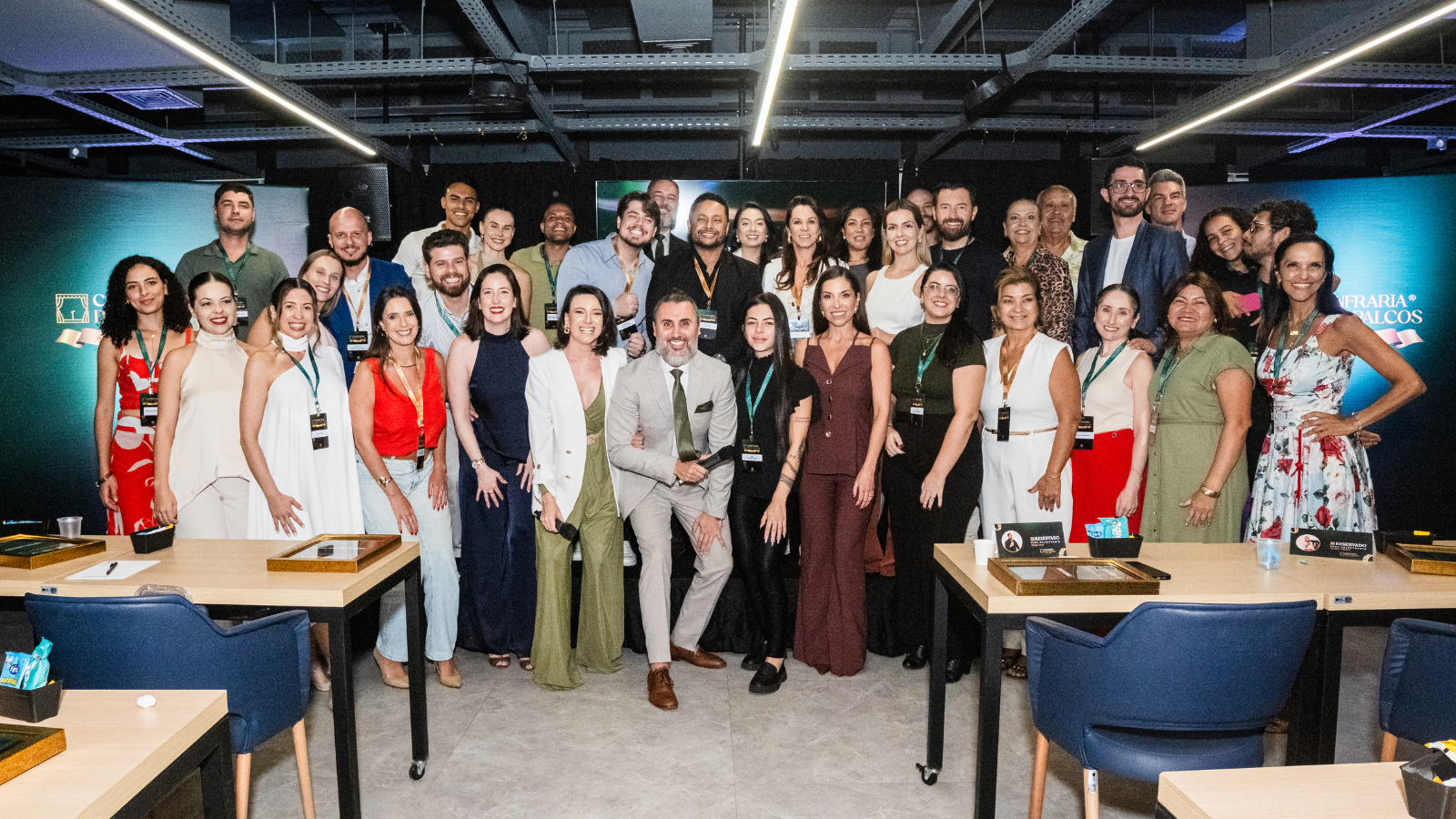 Participantes da Confraria dos Palcos reunidos durante encontro de networking e desenvolvimento profissional em Florianópolis.