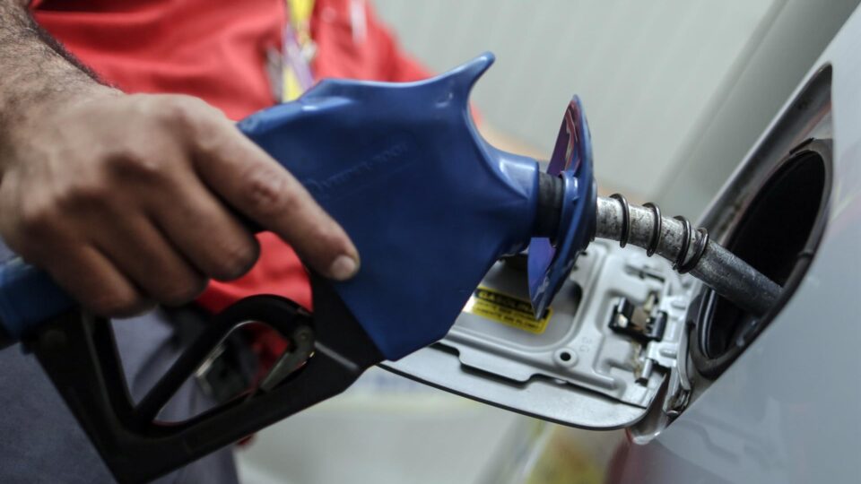 Governo prorroga subvenção de R$ 0,44 por litro de gasolina