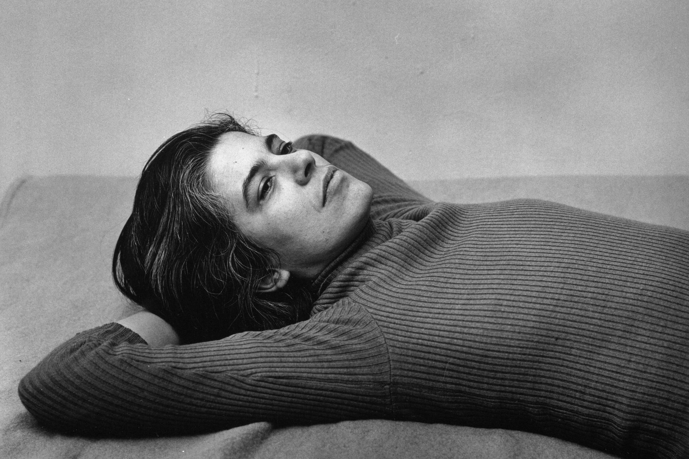 Susan Sontag viu camisa de força em representação de vozes silenciadas - 10/07/2026 - Bernardo Carvalho