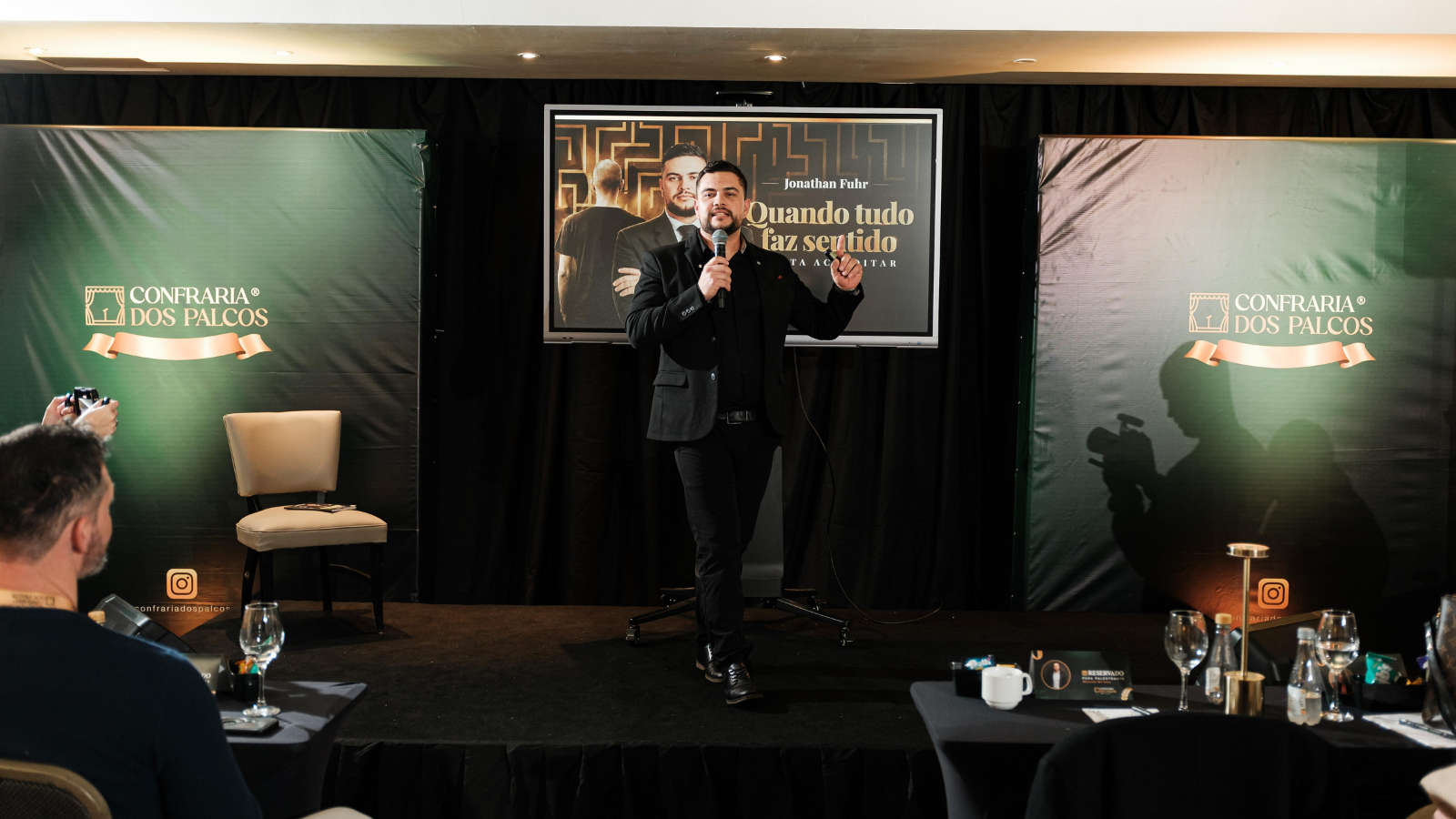 Jonathan Fuhr ministra palestra durante a Confraria dos Palcos em Florianópolis, apresentando sua metodologia voltada ao desenvolvimento humano e à comunicação estratégica.