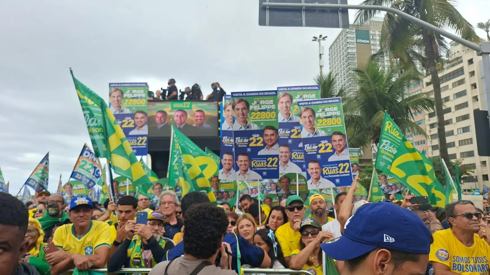 Flávio chega a Copacabana para ato de lançamento da campanha