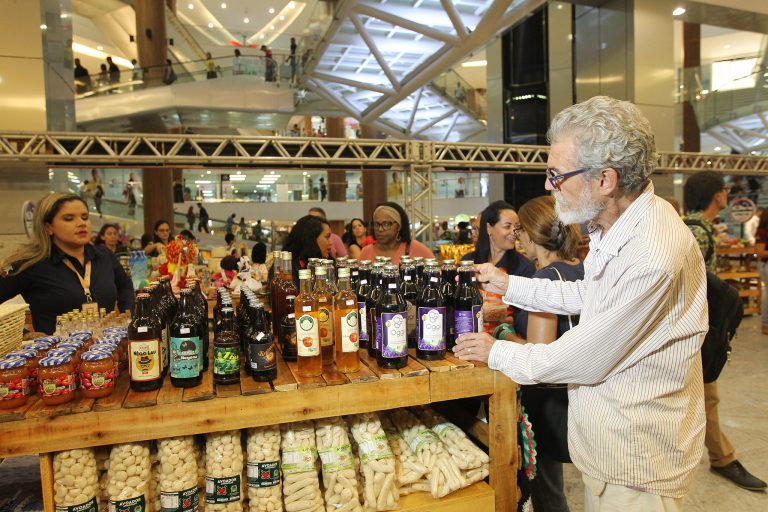 Banca em evento com alimentos artesanais (sucos, geleia)
