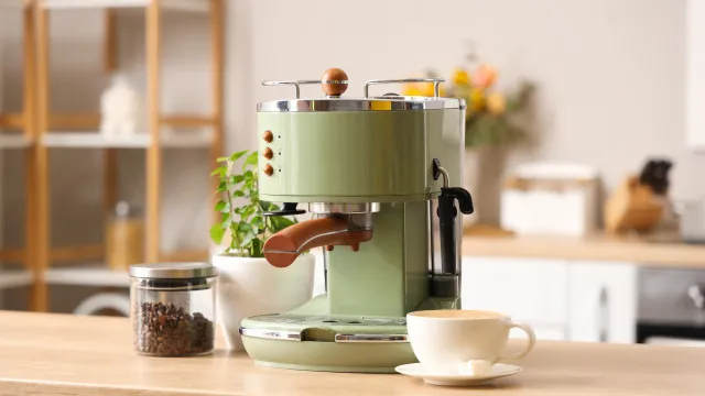 O erro de limpeza que cria um antro de germes na sua máquina de café