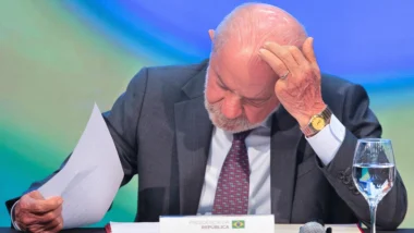 Presidente Luiz Inácio Lula da Silva assina decreto que proíbe apostas esportivas e cassinos online, em cerimônia em São Paulo, a nove dias das eleições presidenciais