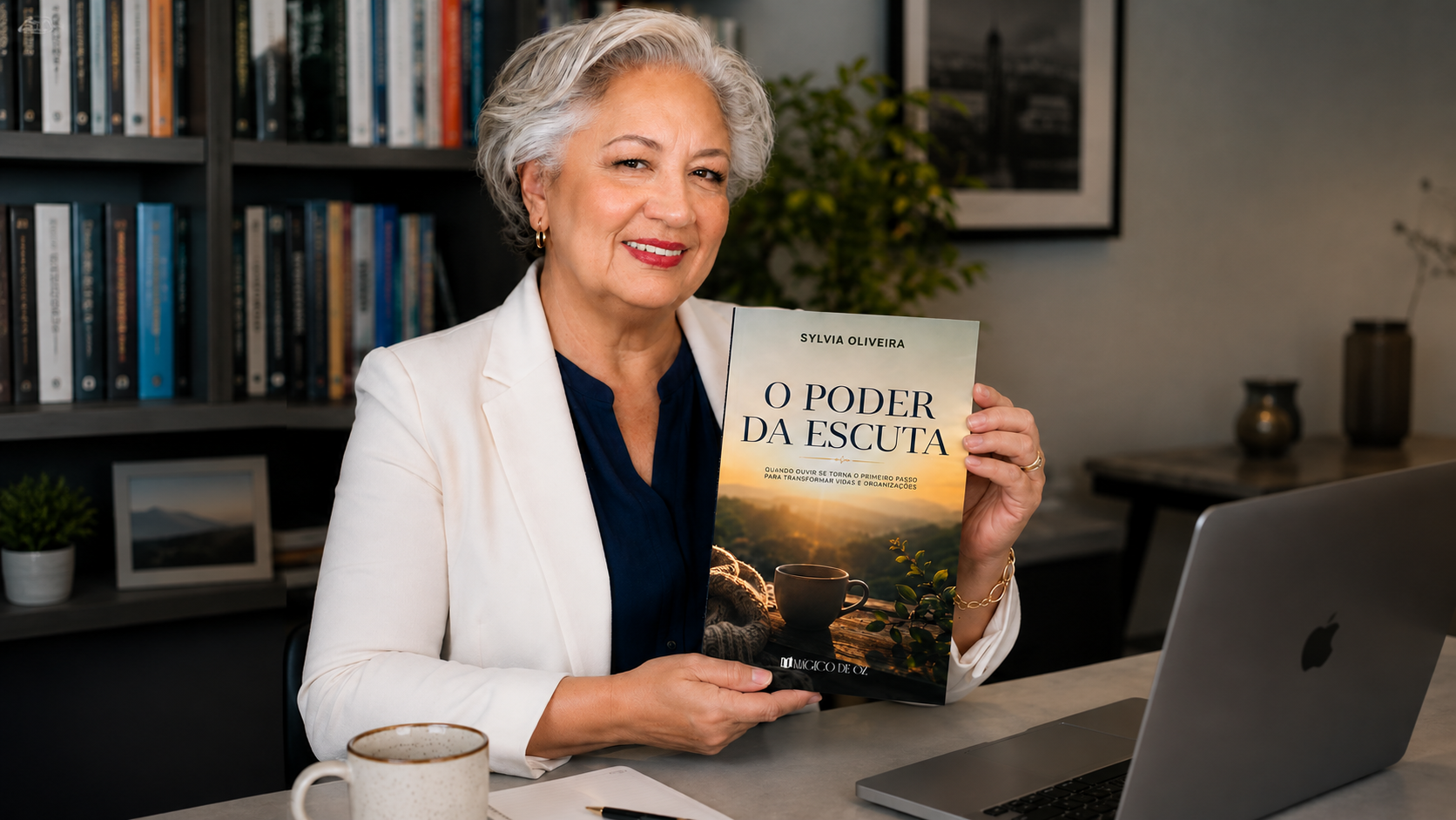 Sylvia Oliveira segura o livro “O Poder da Escuta”, obra sobre escuta, relações humanas e transformação nas organizações.