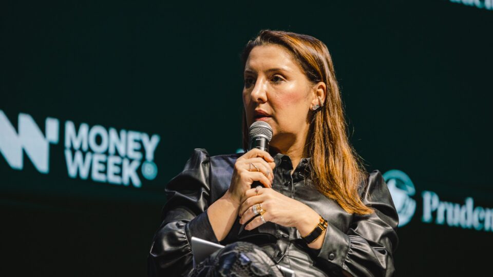 Daniella Marques cobra cortes de privilégios para ajuste de salários