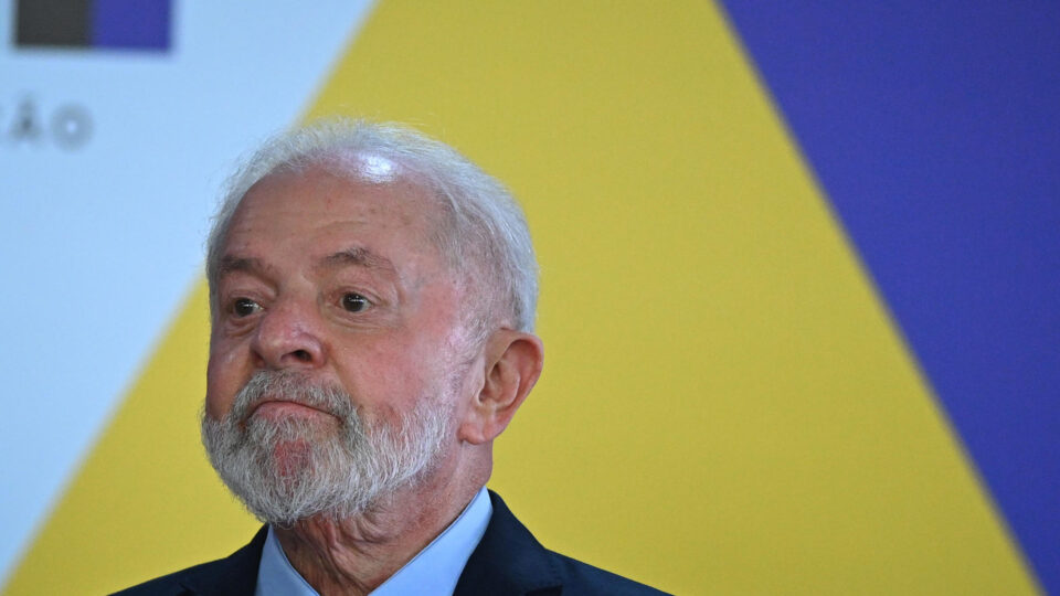 Orçamento de 2027 prevê contas no azul, mas mercado discorda