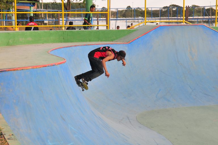 Esporte - geral - skate skatismo lazer praças