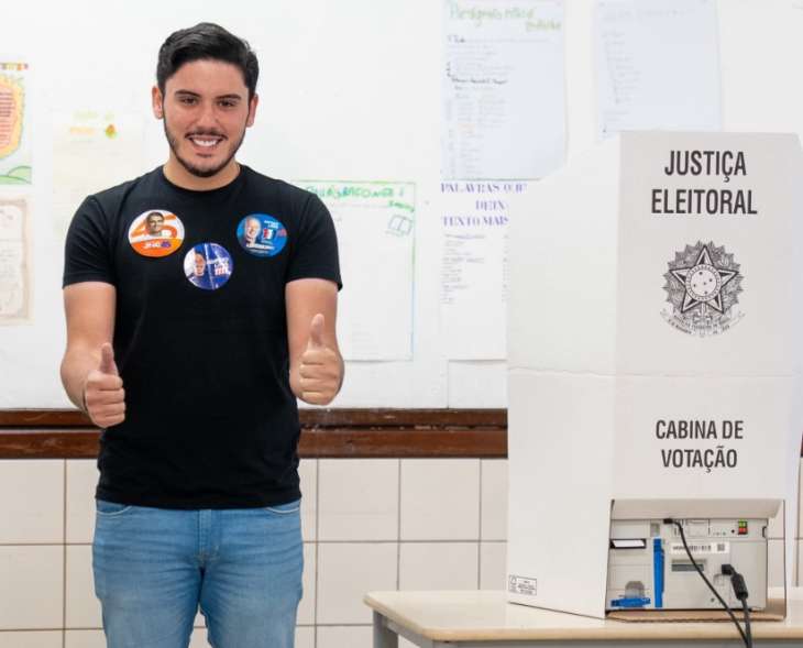 Alvinho Lira torna-se o deputado mais jovem da história; Magda Mofatto é a mais idosa entre os eleitos