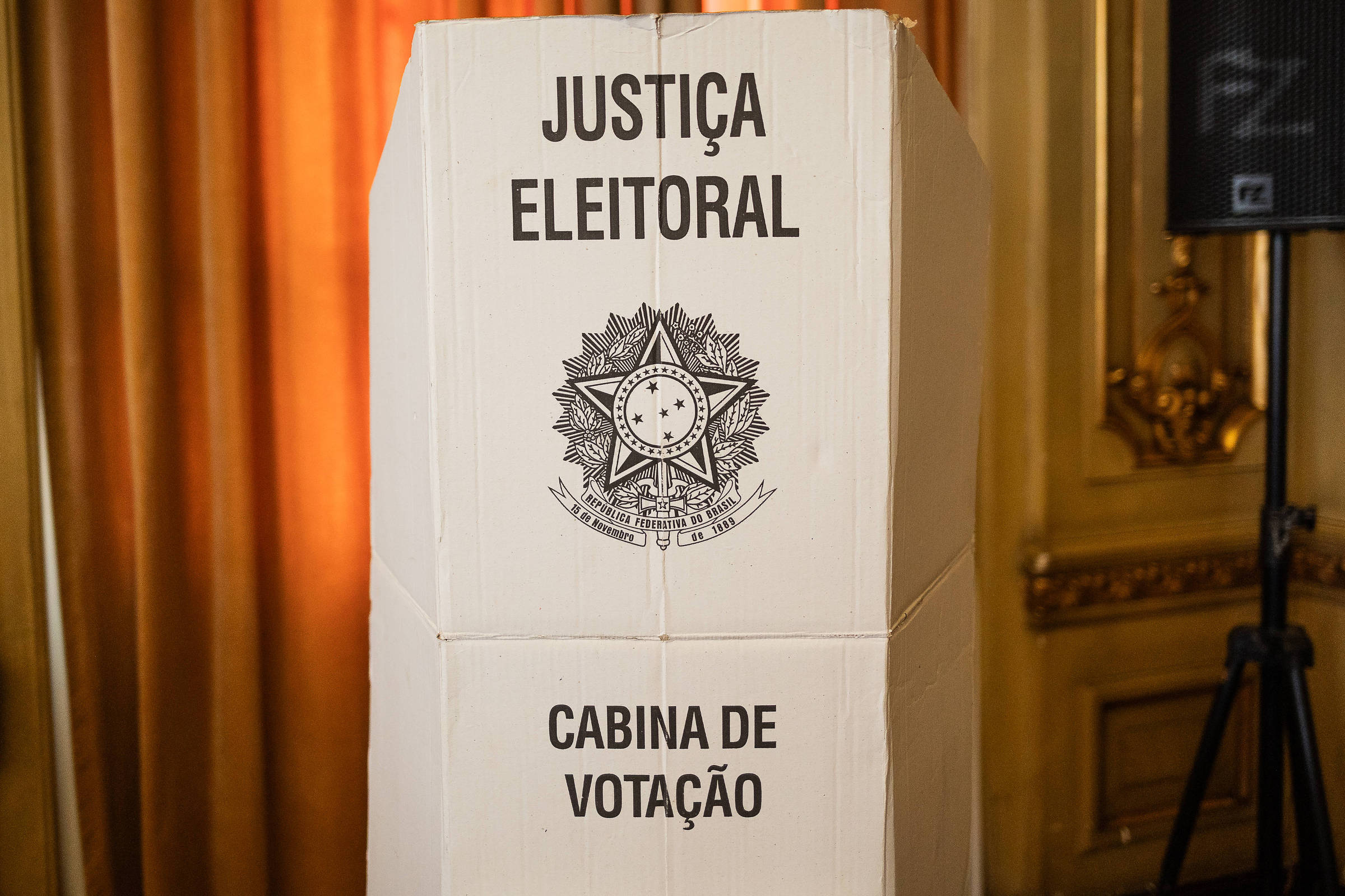 Cabina de votação branca com inscrições