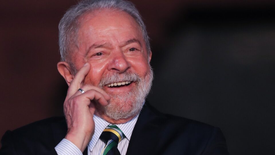 Vitória de Lula gera queda histórica na Bolsa e dispara cotação do dólar